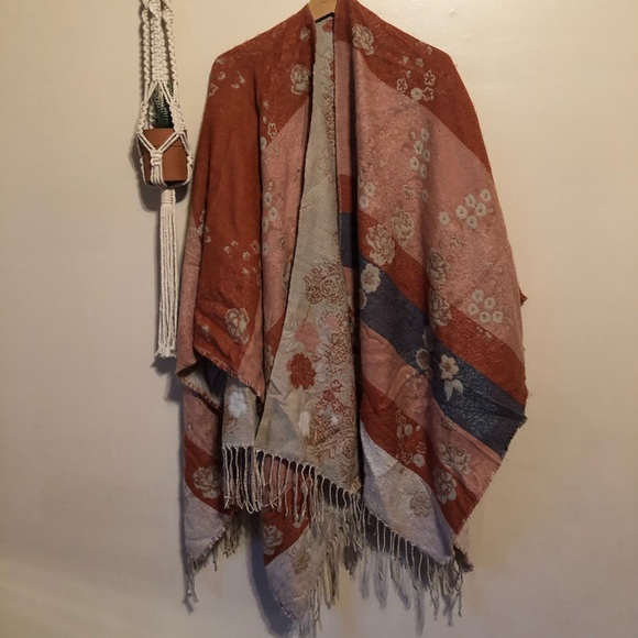 HOST PICK 💕😭🌿{ vintage } floral shawl w/ fringe - Picture 3 of 8